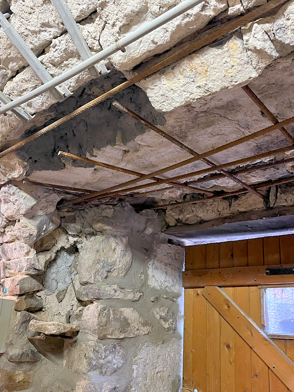 projet renovation entretien cave maison en pierre renforcer le linteau de la porte