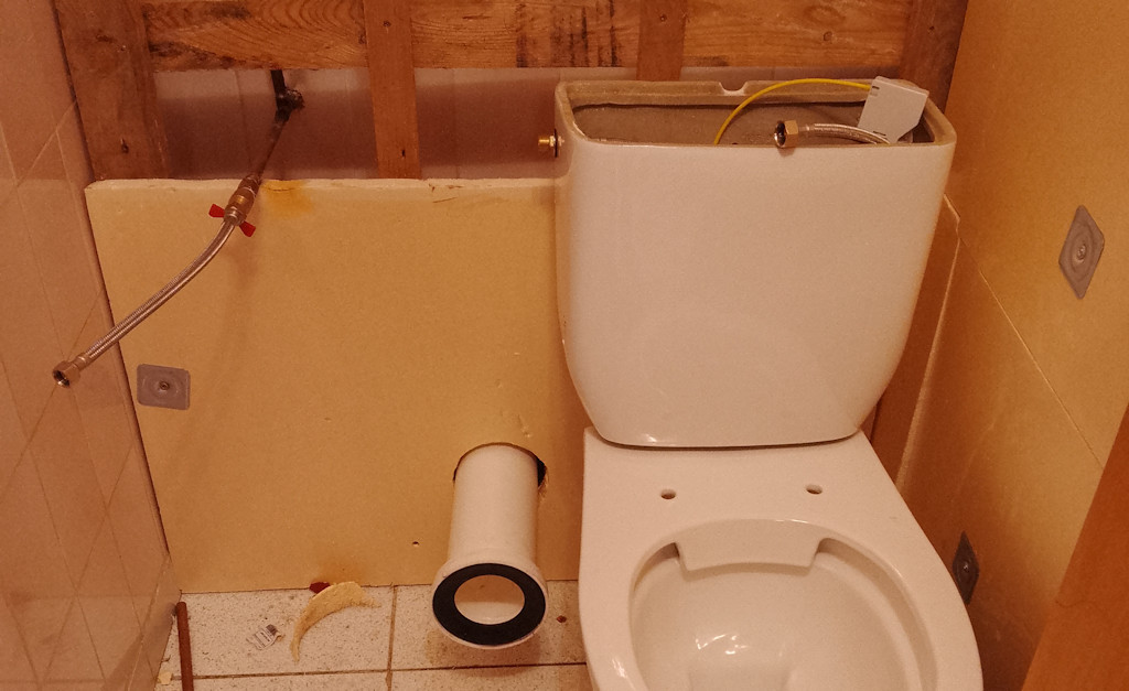 installation de plomberie cuvette des toilettes